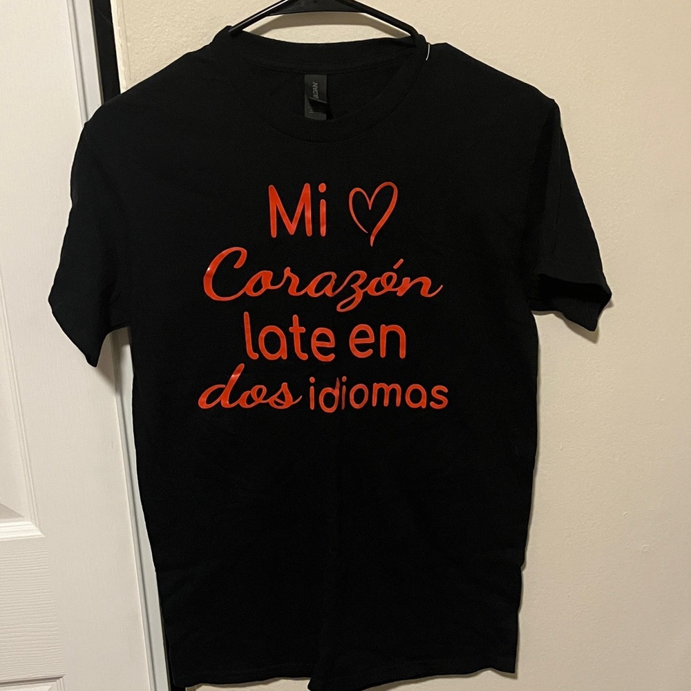 Gildan Heavy Cotton Black T-Shirt Casual Athleisure Everyday Wear Spanish